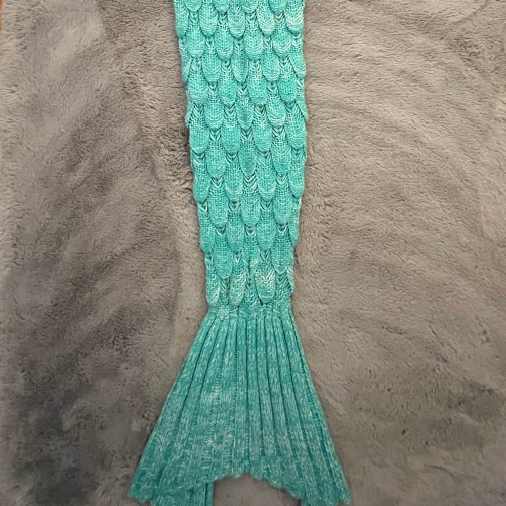 Knit mermaid tail blanket. Adorable!